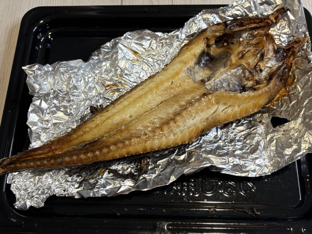 網走産の希少魚「八角」をこんがりと焼き上げた様子。独特の角ばった皮が香ばしく焼け、白い身から脂が溢れ出している、網走ならではの冬の味覚。
Golden-brown grilled Hakkaku (Sailfin poacher) fish from Abashiri. The image captures the crispy skin and juicy, fatty white meat of this local Hokkaido delicacy.