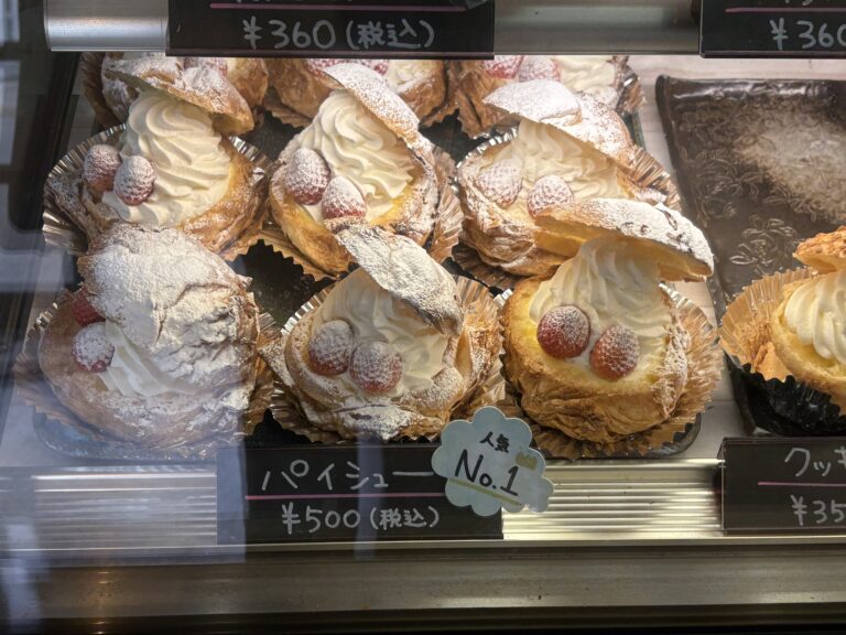 本田菓子舗 網走, 網走 スイーツ 人気, 本田菓子舗 シュークリーム, 網走 手土産 おすすめ, 網走 老舗 お菓子 Honda Kashiho Abashiri, Best cream puffs Abashiri, Hokkaido sweets shop, Strawberry pie choux Hokkaido