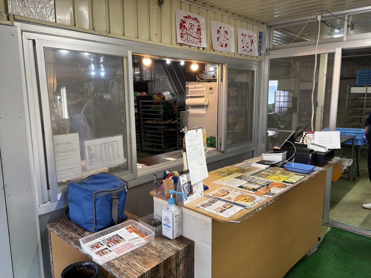 横山蒲鉾店の冷蔵棚。保存に便利な真空パック入りの「ちぎり揚げ」や各種かまぼこが陳列されており、網走観光のお土産選びに最適なコーナー。
A close-up of the refrigerated shelves at Yokoyama Kamaboko, featuring vacuum-packed fish cakes and "chigiri-age" assortment packs, perfect for long-distance travel and souvenirs.