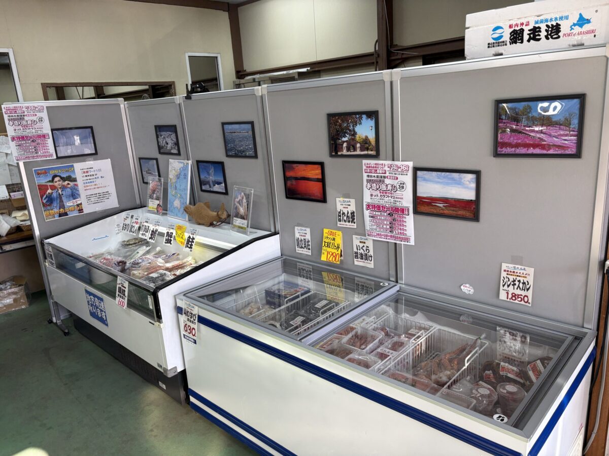 網走「増田水産」の冷凍ショーケース。贈答用の「いくら醤油漬」や大粒の「ホタテ貝柱」、味付け数の子など、オホーツクの旬を閉じ込めた高級海鮮食材が豊富に並んでいる様子。
The frozen display case at Masuda Suisan in Abashiri, featuring premium seafood such as soy sauce-pickled Ikura (salmon roe), large scallops, and seasoned herring roe, all available for local purchase or nationwide shipping.