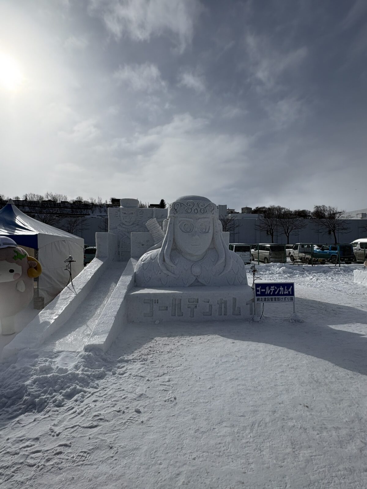 北海道のあばしりオホーツク流氷まつりに登場した、ゴールデンカムイのアシㇼパと杉元佐一の雪像
A snow sculpture of characters Asirpa and Saichi Sugimoto from "Golden Kamuy" at the Abashiri Okhotsk Drift Ice Festival in Hokkaido.
