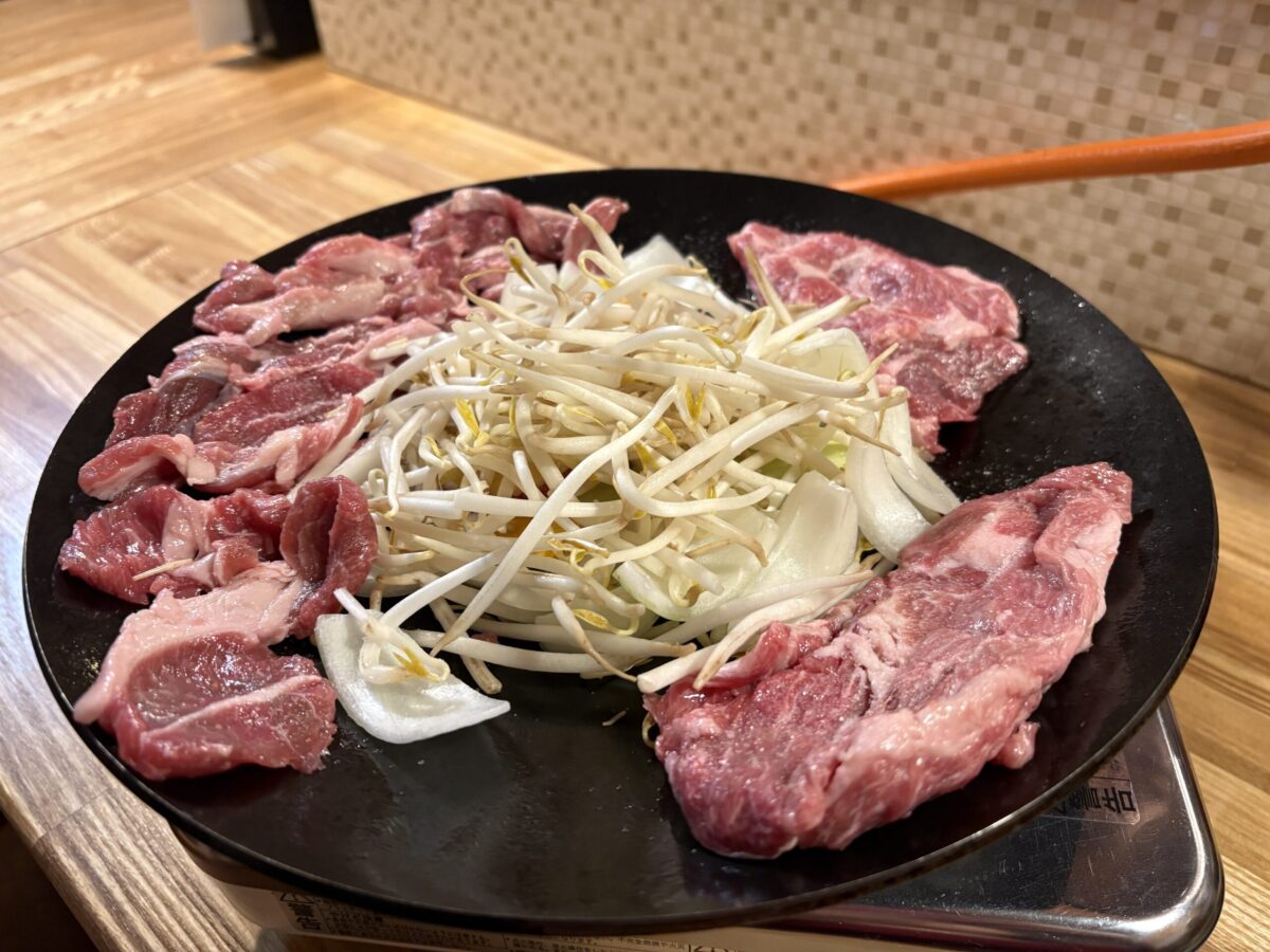 網走の人気店「フラミンゴ」のジンギスカン。鉄板の上で焼かれる新鮮なラム肉とたっぷりのもやし・玉ねぎ
Jingisukan (Hokkaido-style grilled lamb) with fresh meat and bean sprouts at Restaurant Flamingo in Abashiri.