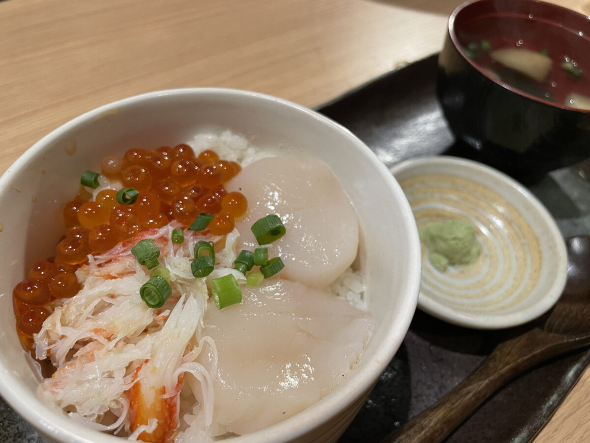 網走産の新鮮で肉厚なホタテ、いくら、カニがたっぷり乗った贅沢な海鮮丼