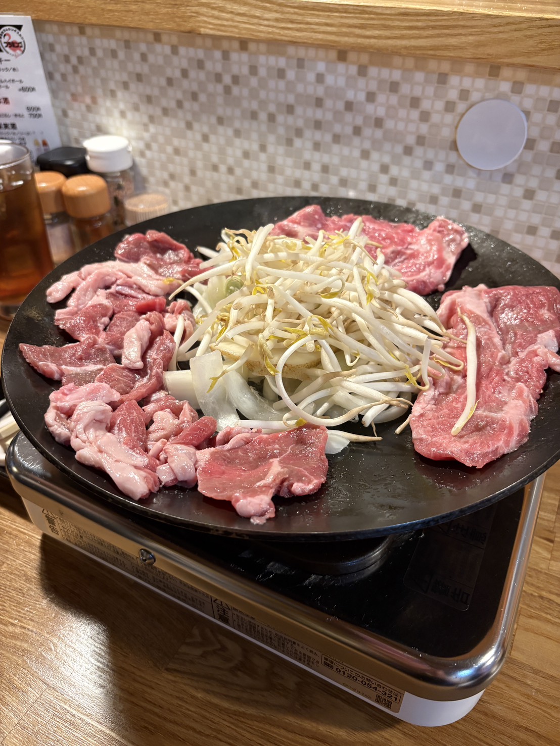 網走のジンギスカン店「生ラムフラミンゴ」の新鮮な肩ロースとショルダー肉
