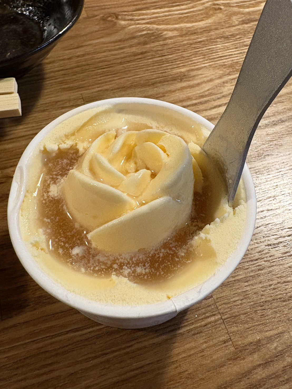 生ラムフラミンゴの食後のデザートにぴったりなバラの形をした特製アイス