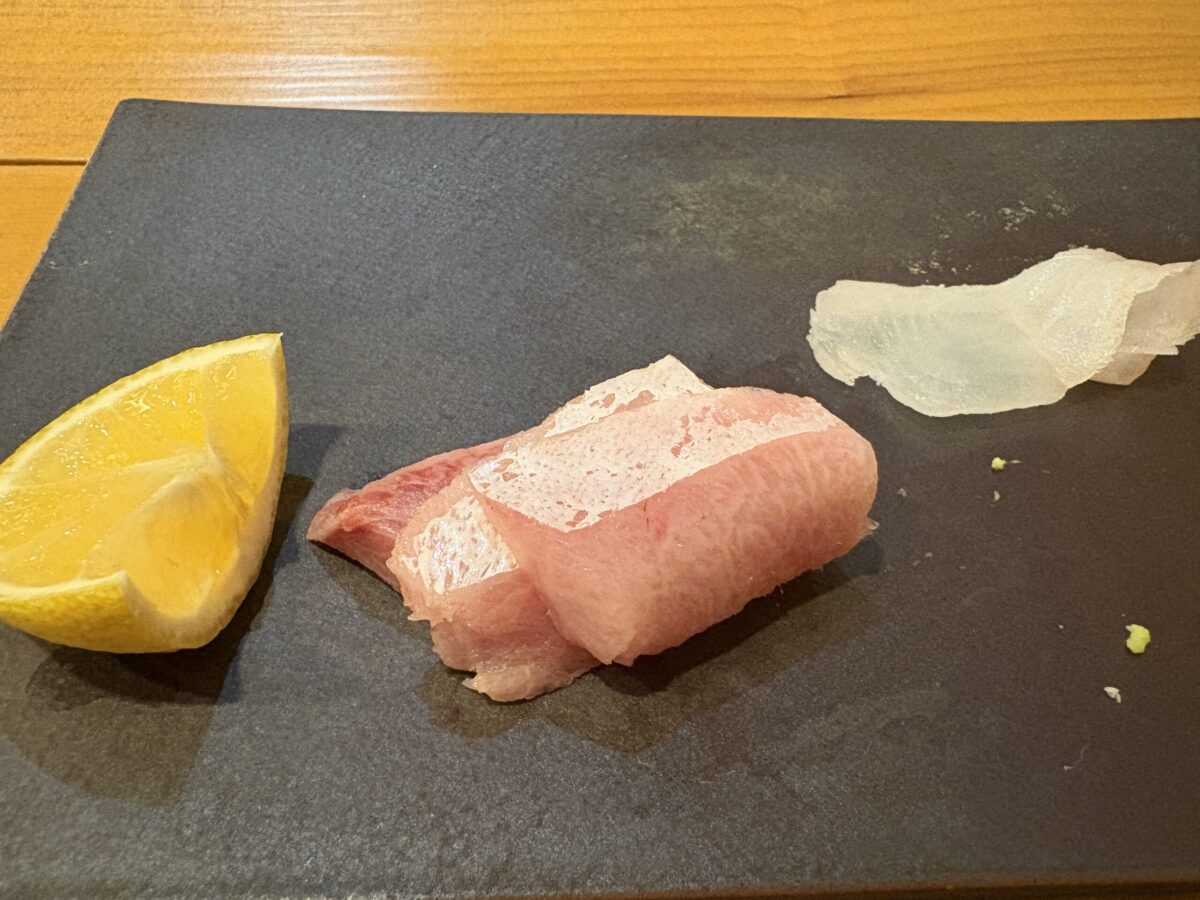 網走産の新鮮なネタを贅沢に使った握り鮨。オホーツクの海の幸を堪能できる一皿