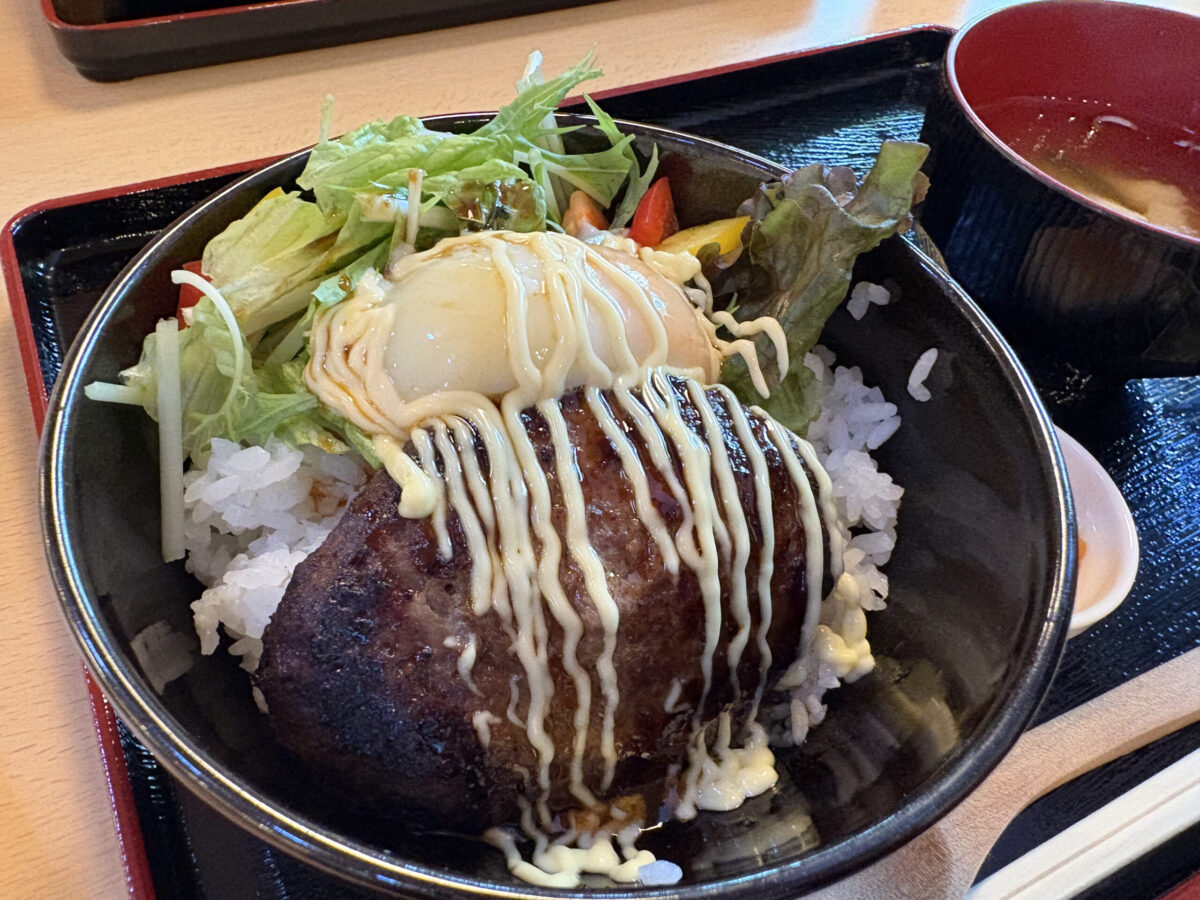 博物館 網走監獄の「監獄食堂」で提供されている牛ロコモコ丼。目玉焼きとハンバーグが乗ったボリューム満点の洋食ランチ
A delicious beef Loco Moco bowl with a sunny-side-up egg and hamburger patty, served at the Abashiri Prison Museum cafeteria.