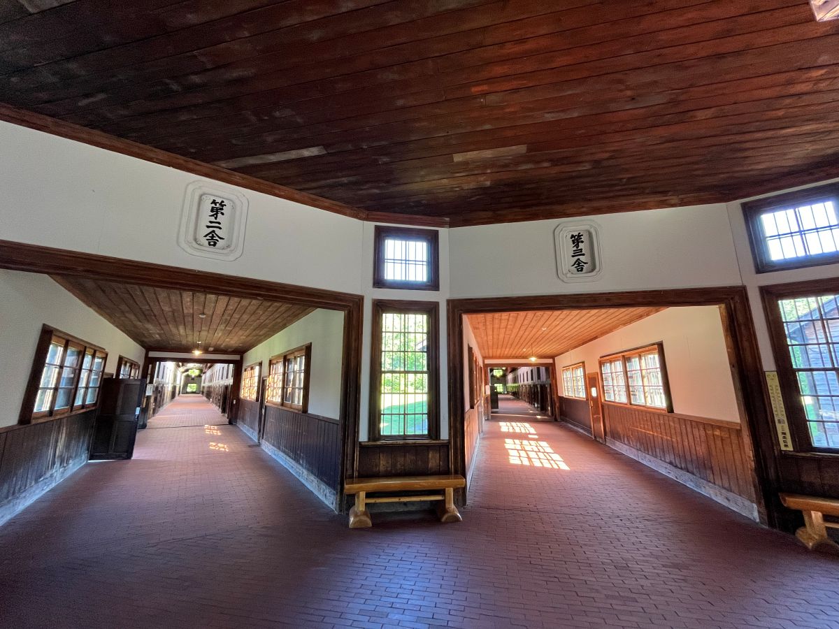 博物館 網走監獄・二見ヶ岡刑務支所の長い木造渡り廊下。窓から光が差し込む静謐な風景
A long, historic wooden corridor at the Futamigaoka Branch Prison within the Abashiri Prison Museum.