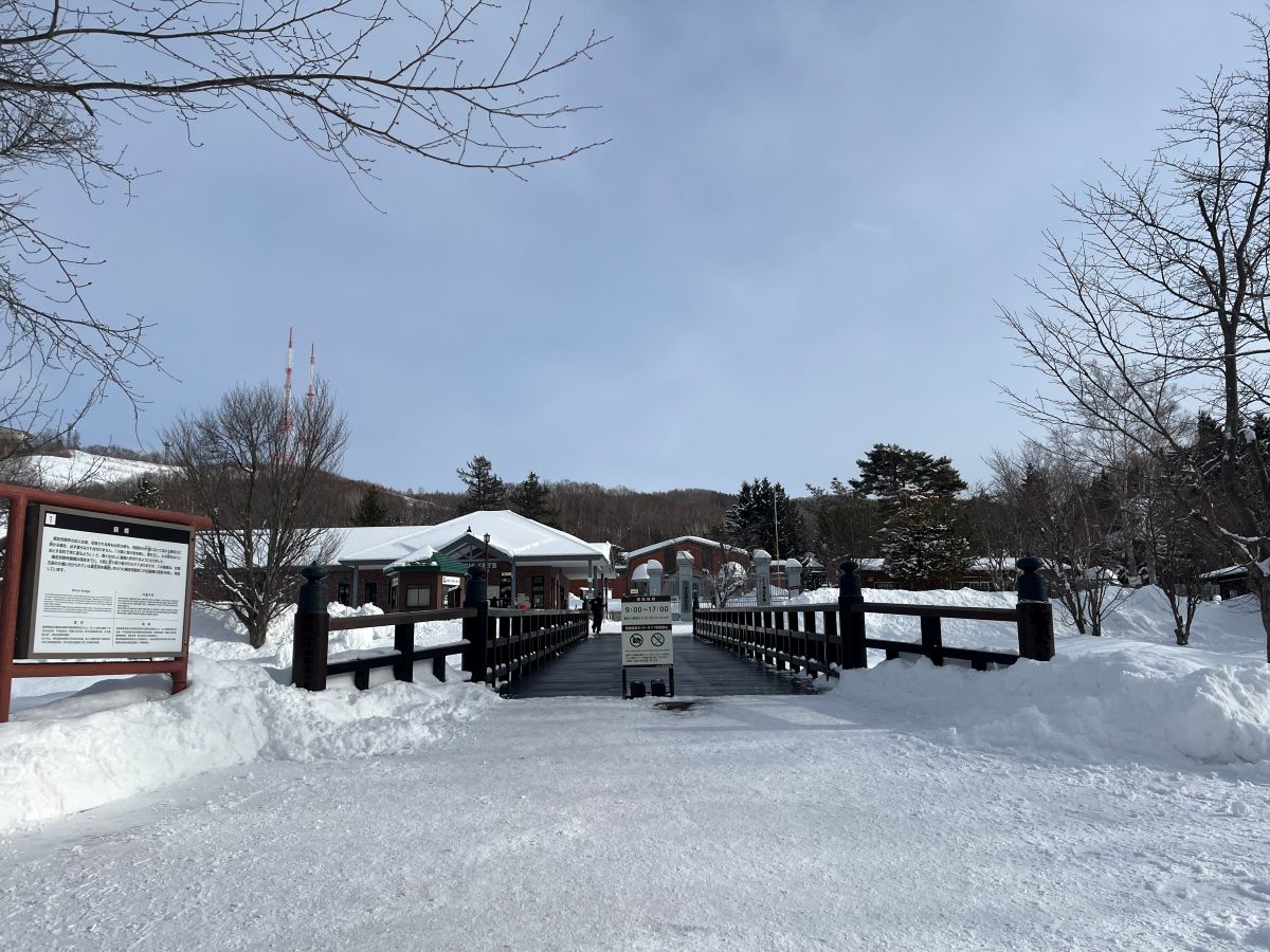 博物館 網走監獄の入り口に架かる「鏡橋」。雪景色の中に佇む伝統的な擬宝珠と赤煉瓦の正門
Kagami Bridge (Mirror Bridge), the symbolic entrance to the Abashiri Prison Museum, covered in snow.