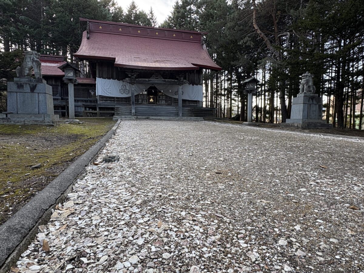 網走神社の拝殿へと続く、ホタテの貝殻が敷き詰められた白い参道