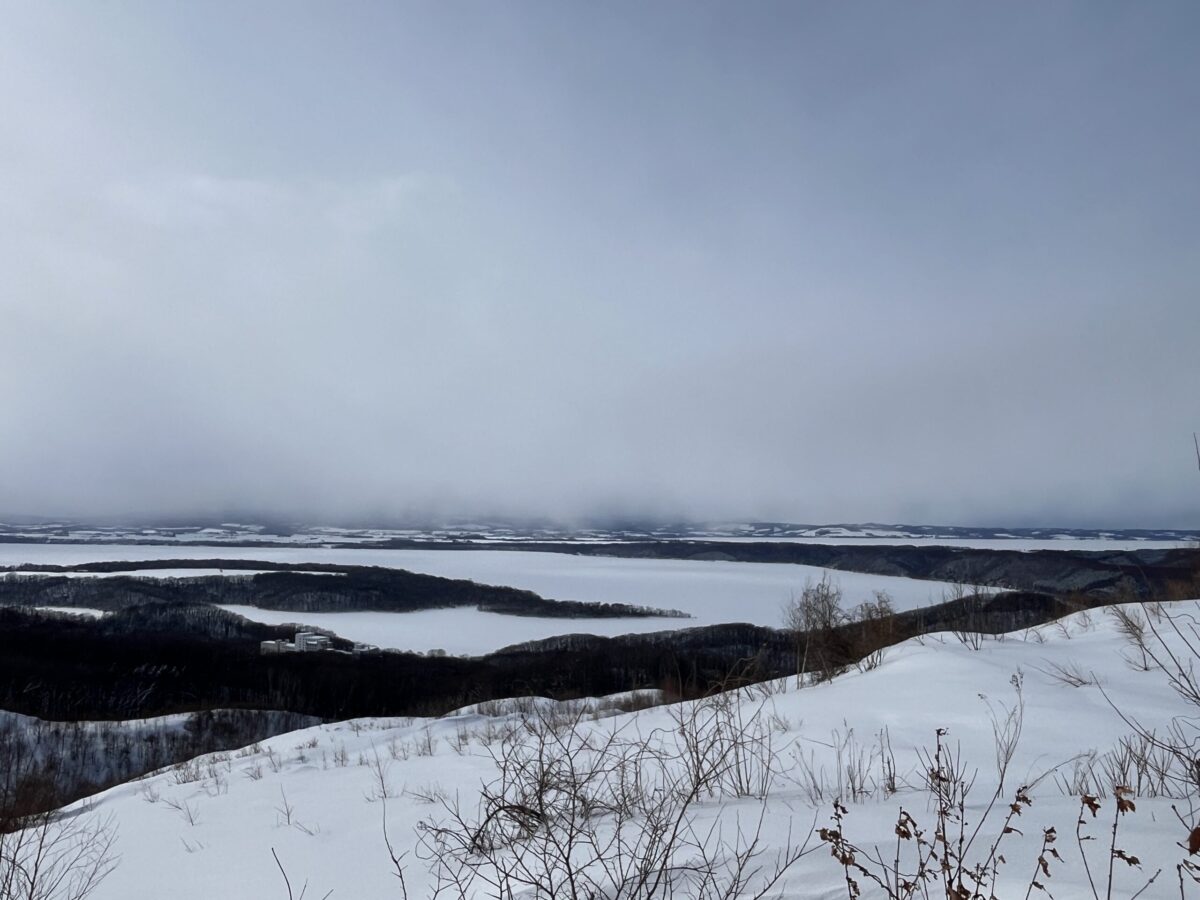 一面真っ白に凍りついた冬の網走湖。天都山から望む雪の絶景