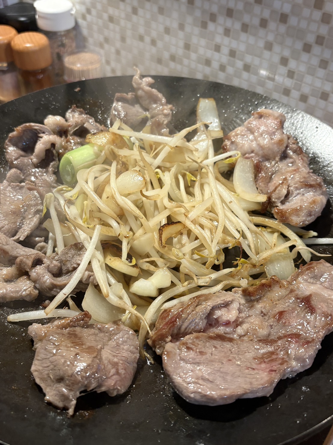 生ラムフラミンゴの鉄板でジューシーに焼ける肩ロースとシャキシャキの野菜
