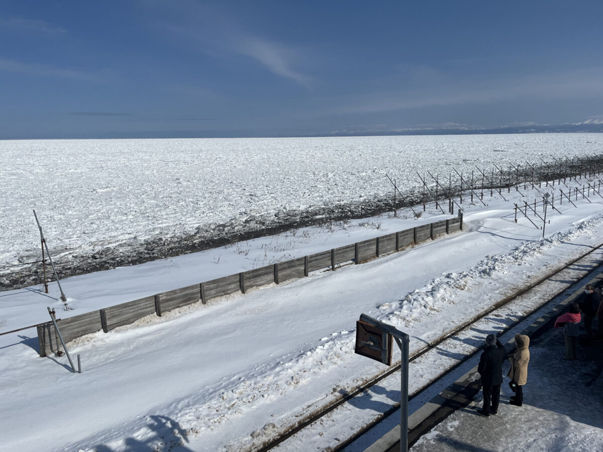 オホーツク海の流氷が目の前に広がる冬の北浜駅ホームの風景