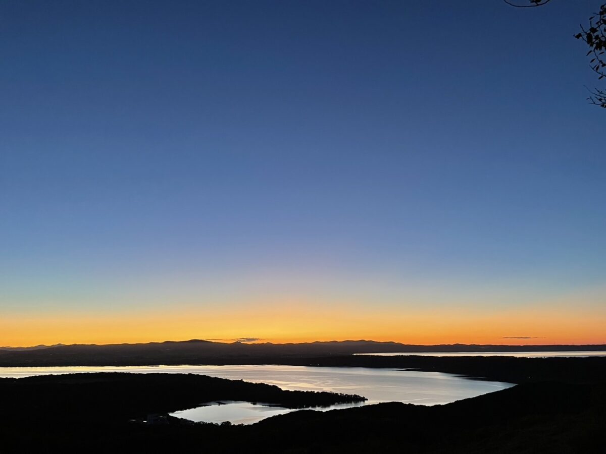 夕日に染まる網走湖と山並みのシルエット。天都山から見た幻想的な夕暮れ