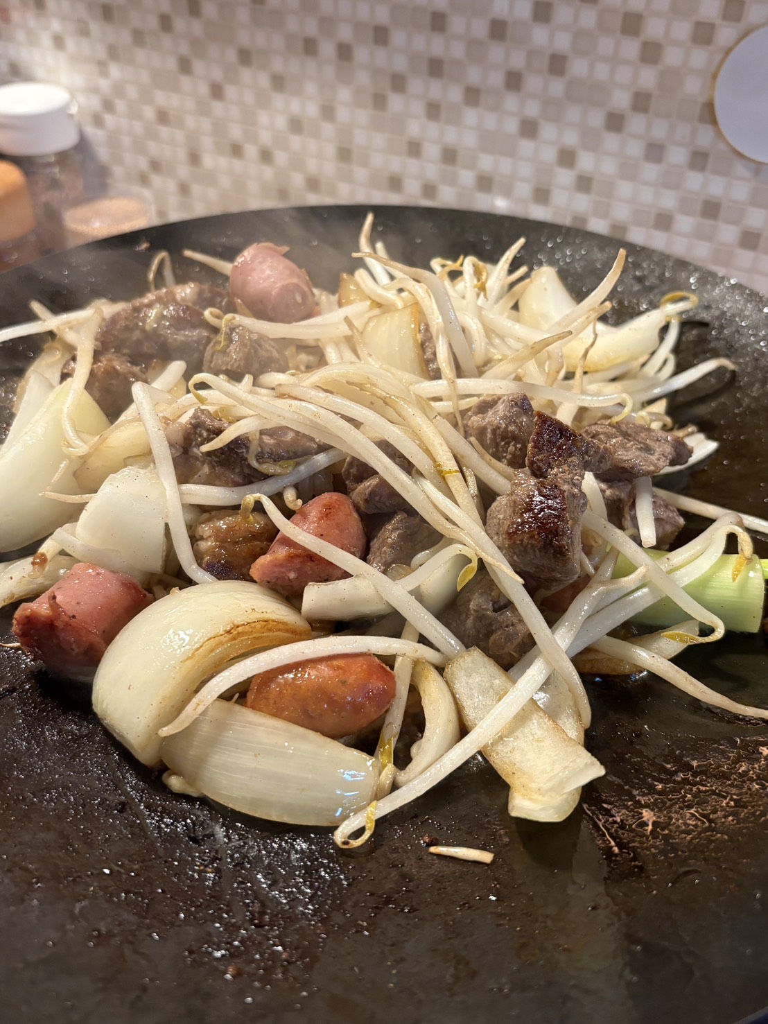生ラムフラミンゴの鉄板で野菜やランプ肉と一緒に焼く3種ソーセージ