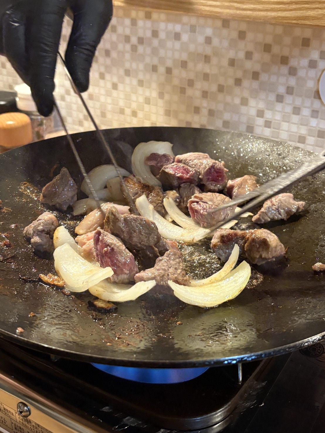 生ラムフラミンゴのスタッフが鉄板で焼き上げる厚切りの生ラムランプ肉