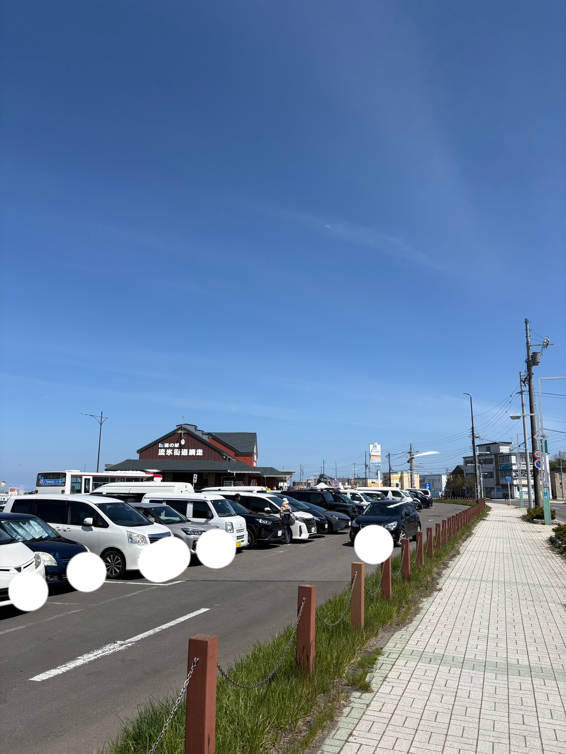春カニ合戦in網走のイベント開催日で満車に近い状態の、道の駅流氷街道網走の駐車場と青空
