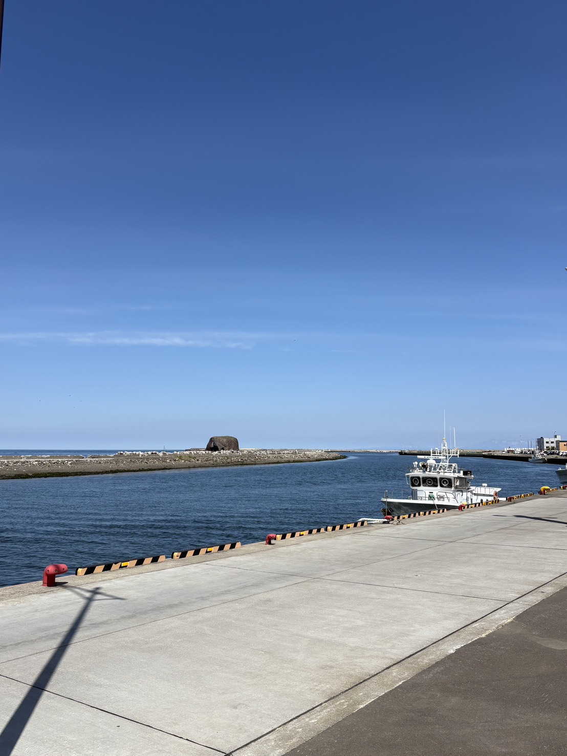 道の駅流氷街道網走の裏手から望む、オホーツク海と網走港に浮かぶ帽子岩の景色