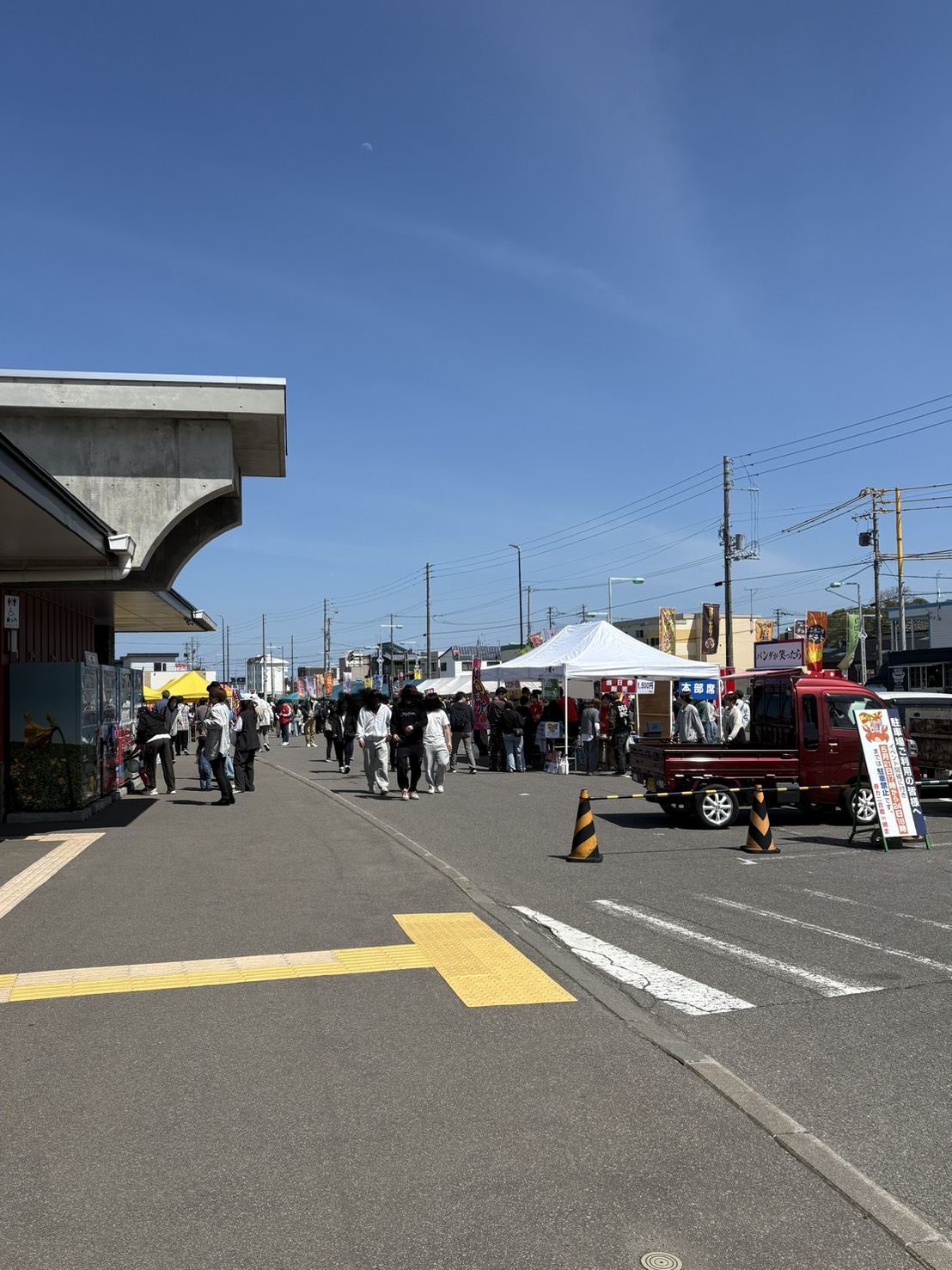 青空のもと、テントや屋台が立ち並び多くの人で賑わう春カニ合戦in網走の会場風景