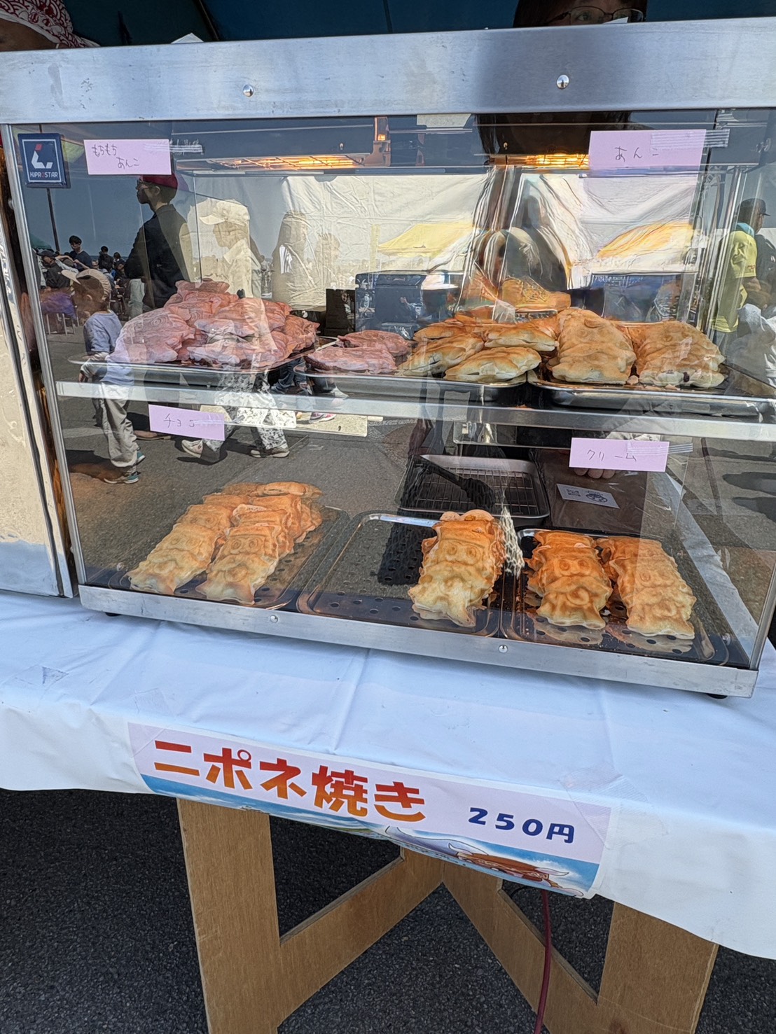 イベント会場の屋台に並ぶ、あんこやチョコ、クリームなど様々な味のニポネ焼きのショーケース