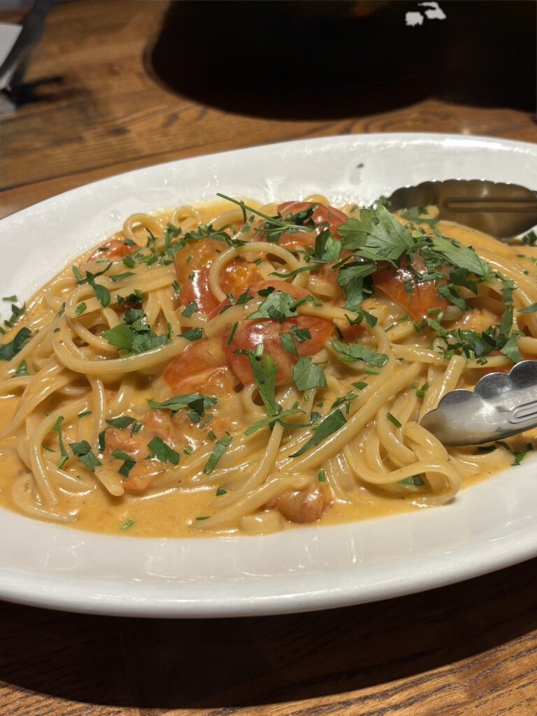 網走のイタリアン「ARUJIS」で人気の濃厚なワタリガニのリングイネ（トマトクリームパスタ） Rich blue crab linguine tomato cream pasta at HOUSE DINING ARUJIS in Abashiri.