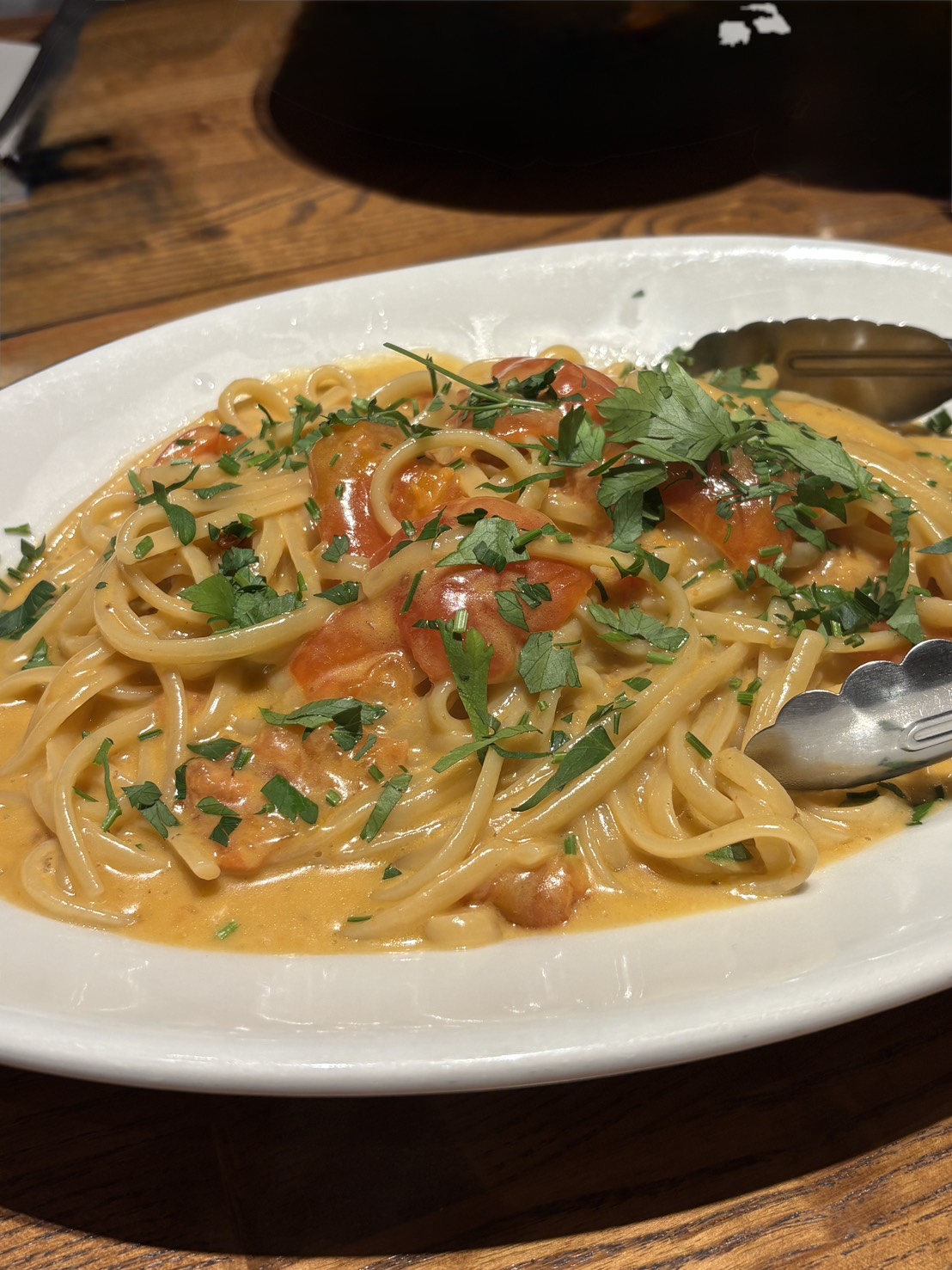網走のイタリアン「ARUJIS」で人気の濃厚なワタリガニのリングイネ（トマトクリームパスタ） Rich blue crab linguine tomato cream pasta at HOUSE DINING ARUJIS in Abashiri.