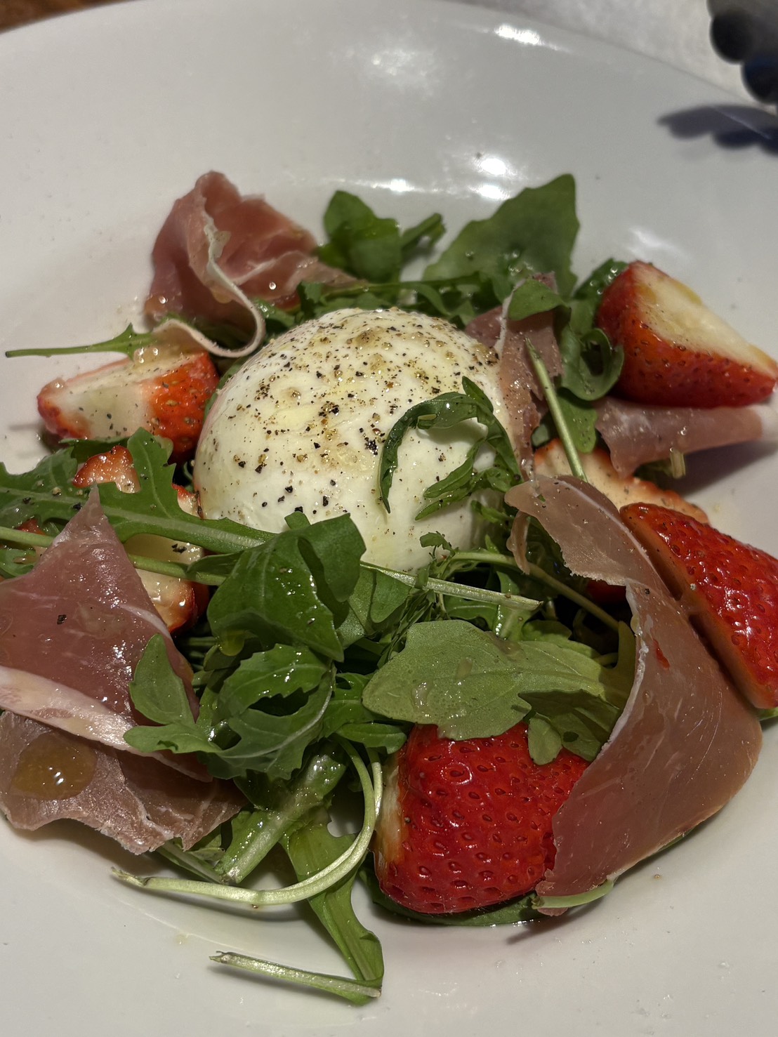 女子会で人気の映えメニュー、ブッラータチーズとイチゴ・生ハムのサラダ
Fresh burrata cheese and strawberry salad with prosciutto at ARUJIS, Abashiri.