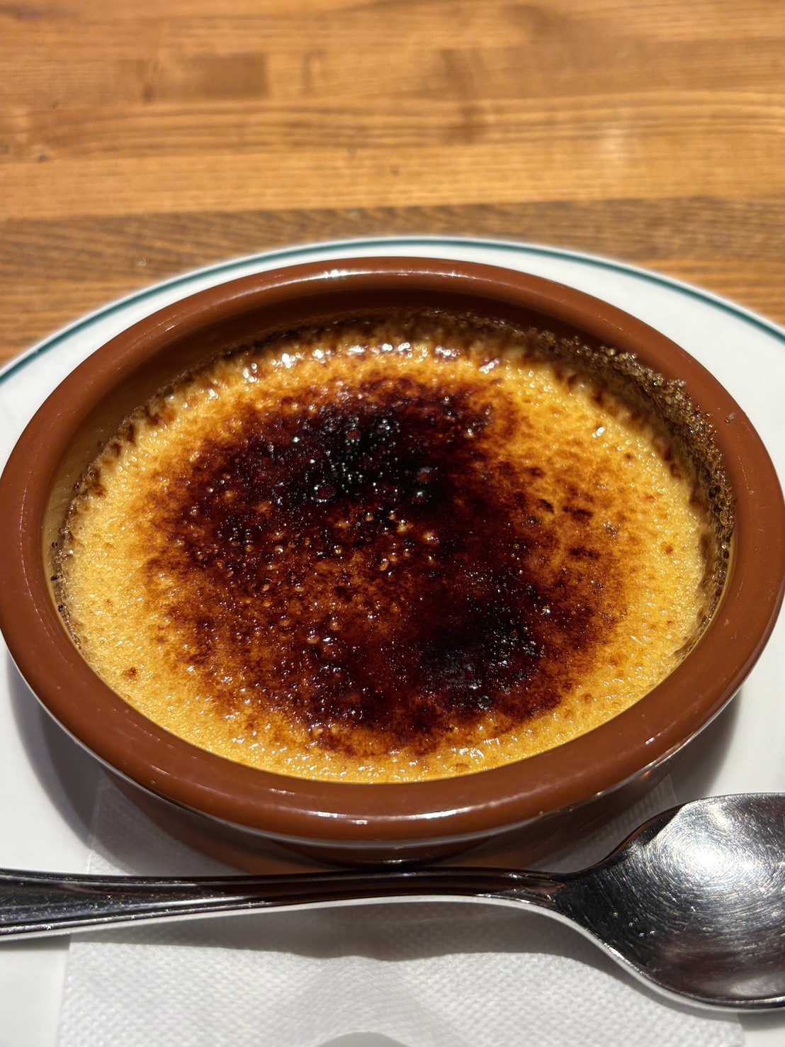 網走「ARUJIS」のディナーを締めくくる、表面が香ばしい自家製カタラーナ
Creamy homemade Catalana dessert with caramelized sugar at ARUJIS in Abashiri.