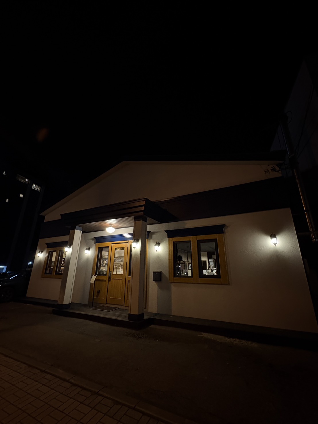 網走のおしゃれなイタリアンレストラン「HOUSE DINING ARUJIS（アルジス）」の夜の外観 Night exterior of Italian restaurant HOUSE DINING ARUJIS in Abashiri, Hokkaido.