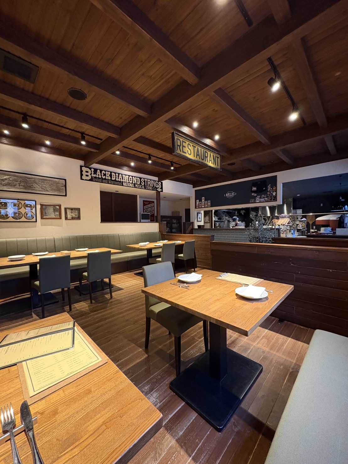 デートや女子会におすすめな網走の隠れ家ディナー「ARUJIS」のテーブル席
Table settings for dinner dates or girls' night out at ARUJIS in Abashiri.