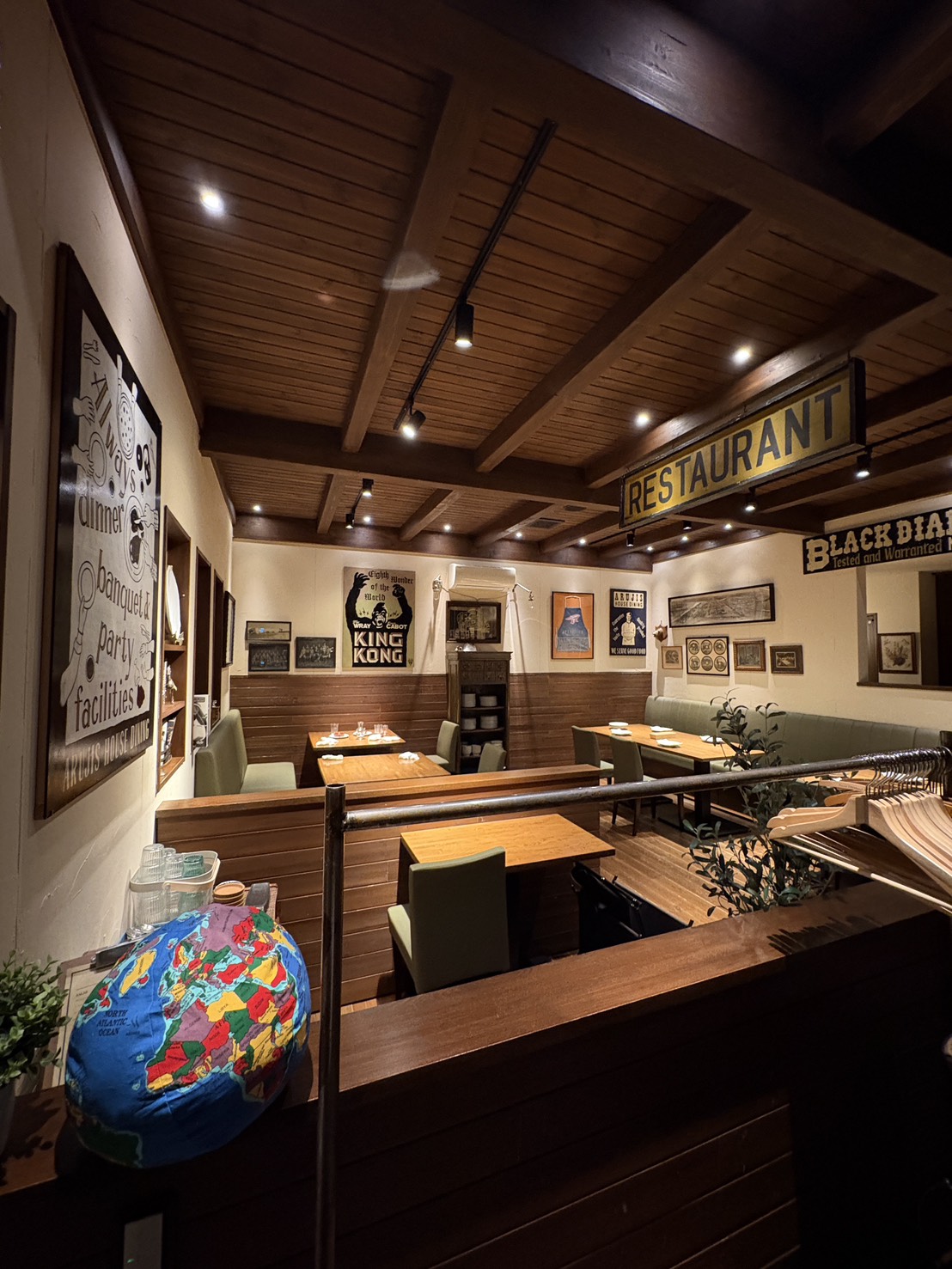 アメリカンヴィンテージのポスターが飾られた網走「ARUJIS」のおしゃれな店内風景
Stylish dining room with American vintage decor at HOUSE DINING ARUJIS in Abashiri.