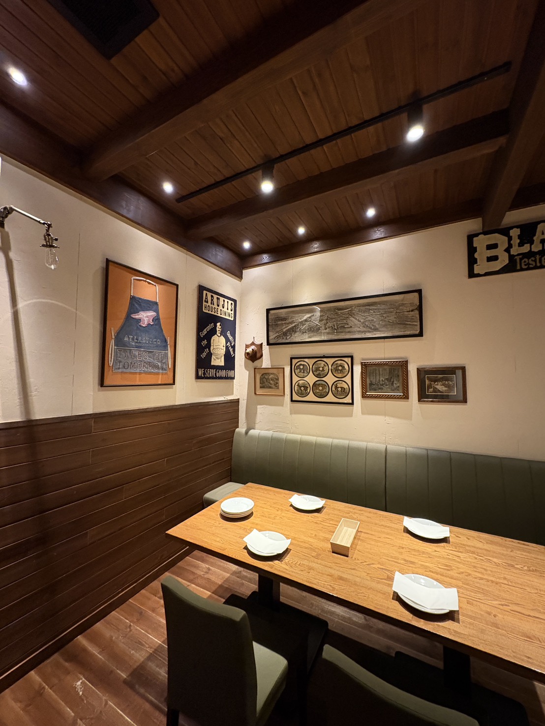網走のイタリアン「ARUJIS」のウッド調で落ち着いたソファ席・ボックス席の内観
Cozy booth seating and wooden interior of HOUSE DINING ARUJIS in Abashiri.