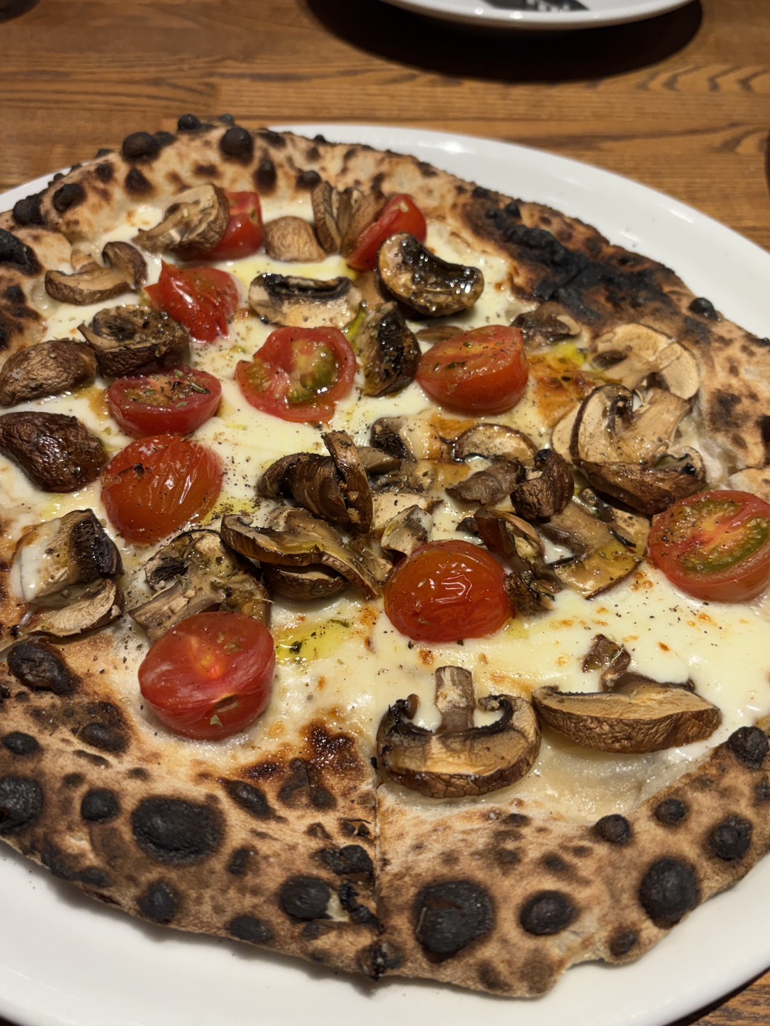 マッシュルームとドライトマトがたっぷり乗った「ARUJIS」の本格ナポリ風ピザ
Authentic Neapolitan-style pizza with mushrooms, sun-dried tomatoes, and mozzarella at ARUJIS.