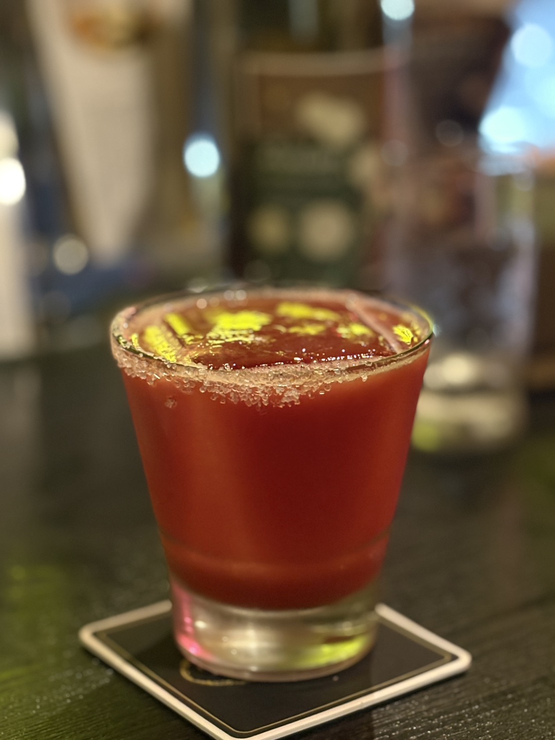 網走のバー「ジアス」で提供される、グラスの縁に塩をあしらったトマトベースのカクテル
A refreshing tomato-based cocktail with a salted rim served at BAR THE EARTH in Abashiri.