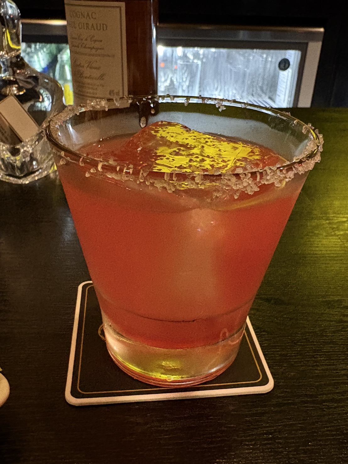 網走のバー「ジアス」で提供される、スノースタイルで美しく仕立てられた旬のスイカのカクテル
A seasonal watermelon cocktail with a sugar-rimmed glass served at BAR THE EARTH in Abashiri.