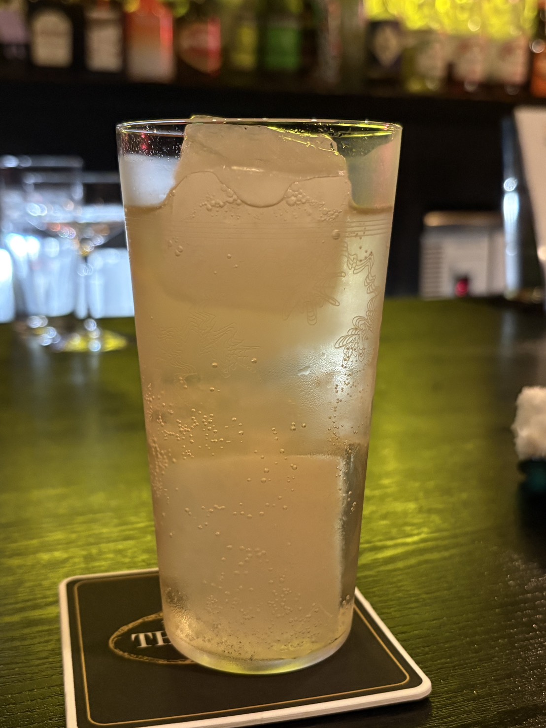 オホーツクの塩と本物の流氷の氷を使用した、網走のバー「ジアス」の流氷ハイボール
A chilled highball cocktail made with genuine Okhotsk drift ice and local salt at BAR THE EARTH in Abashiri.