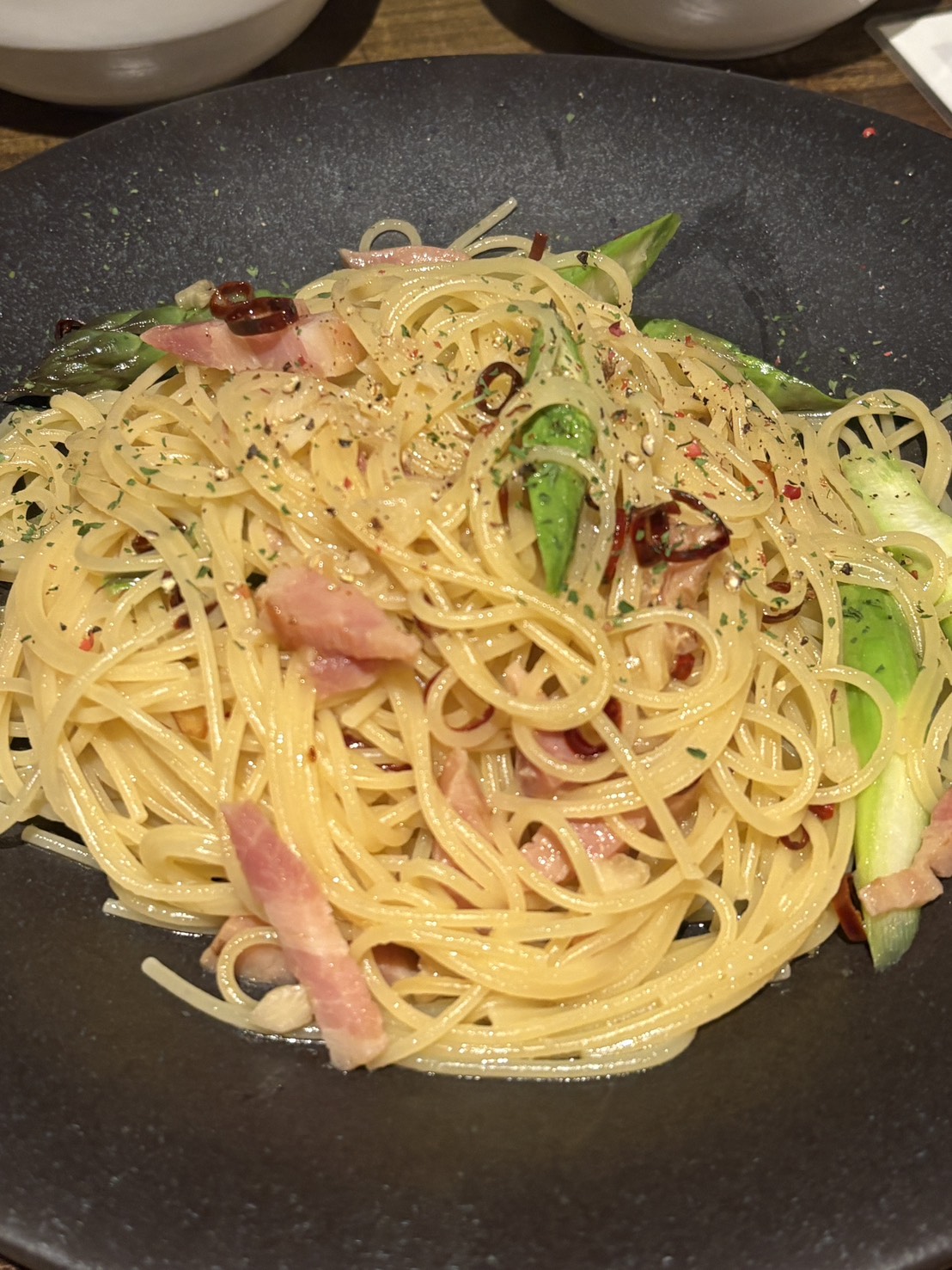 旬のアスパラガスとベーコンを贅沢に使った旨味たっぷりのペペロンチーノパスタ
Delicious garlic oil pasta (peperoncino) with seasonal asparagus and bacon at Sawa.