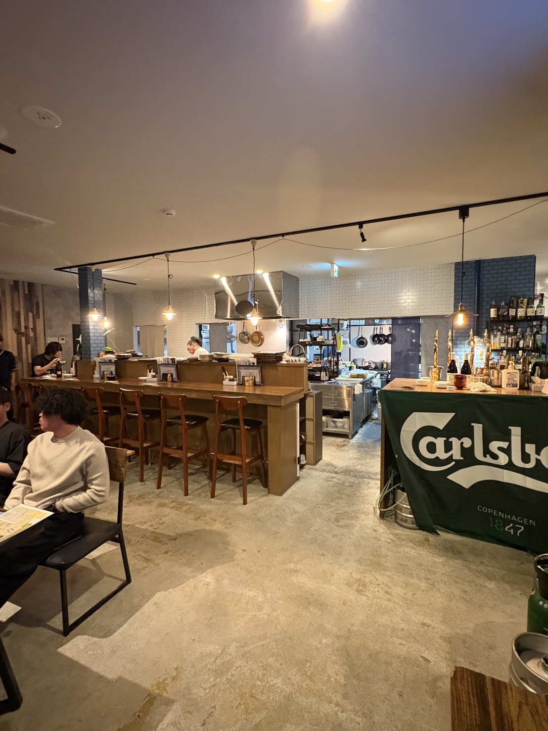 網走のsawaの温かみのある照明がおしゃれなオープンキッチンのカウンター席
Cozy interior of Sawa in Abashiri, featuring open kitchen counter seating and warm lighting.