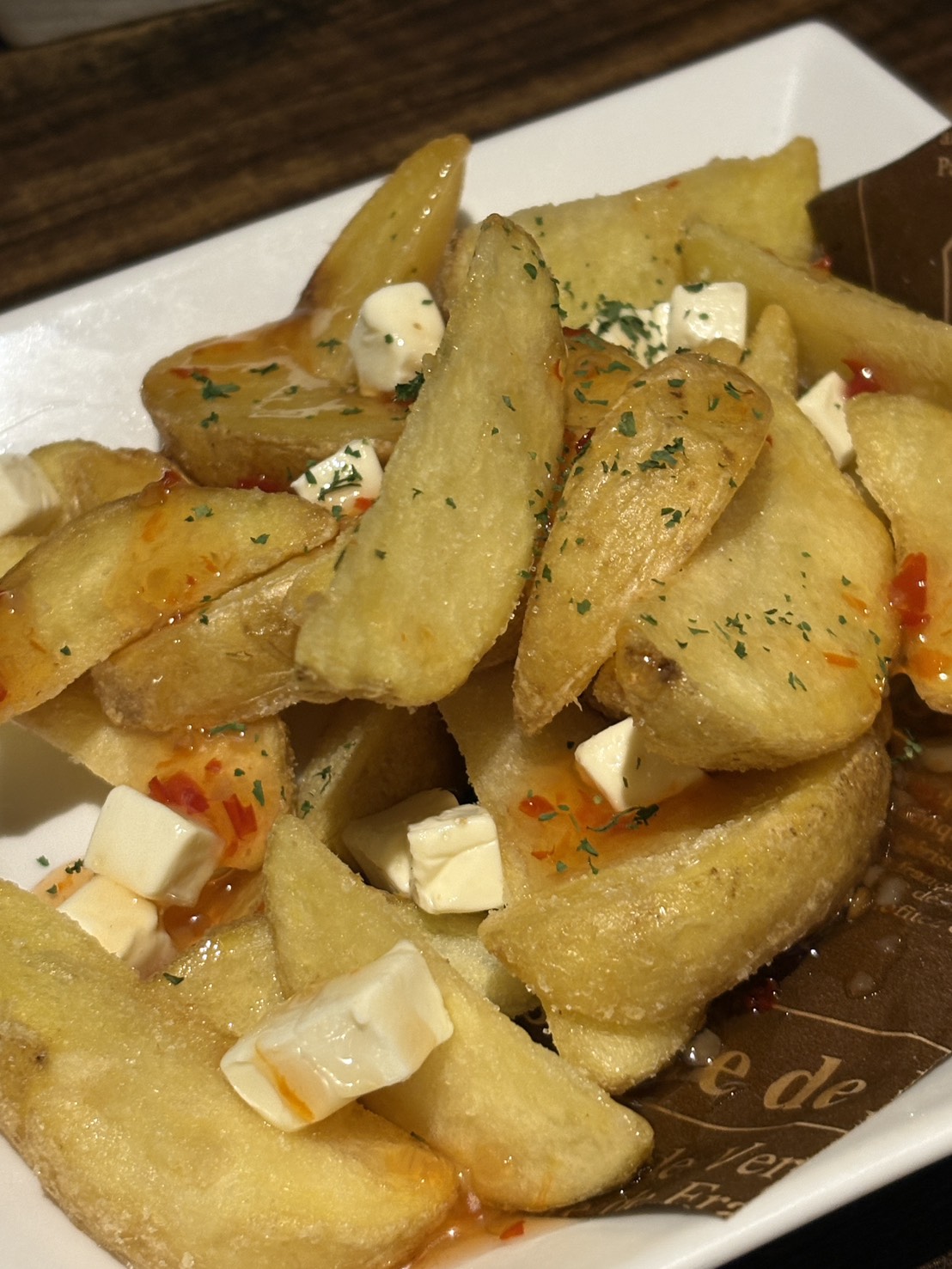 クリームチーズとスイートチリソースがトッピングされた、sawaのフライドポテト
Chunky fried potatoes topped with cream cheese and sweet chili sauce at Sawa, Abashiri.