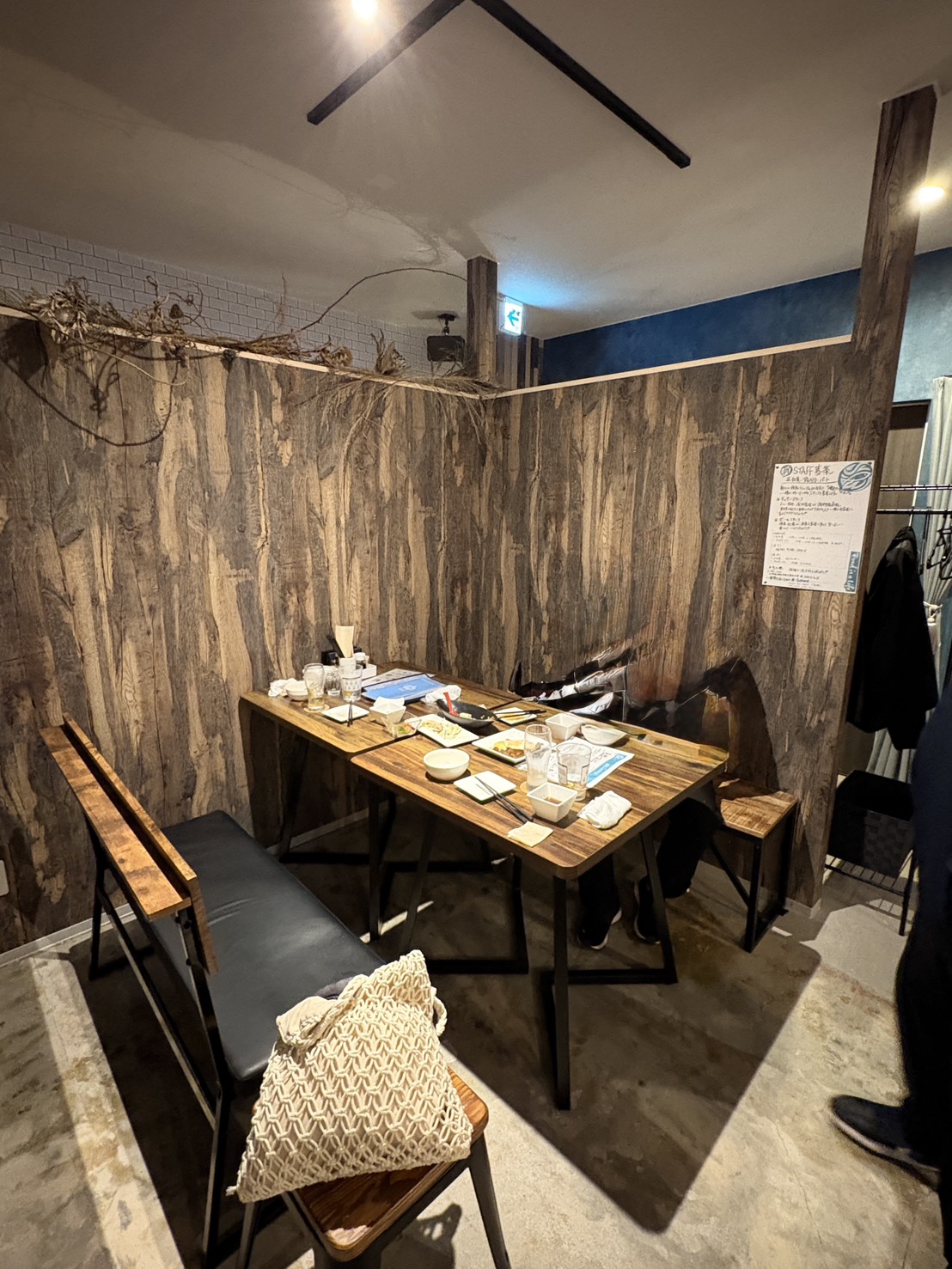 木の温もりを感じる、ゆっくり寛げるsawaの半個室風テーブル席
Semi-private dining table area with wooden partitions at Sawa in Abashiri.