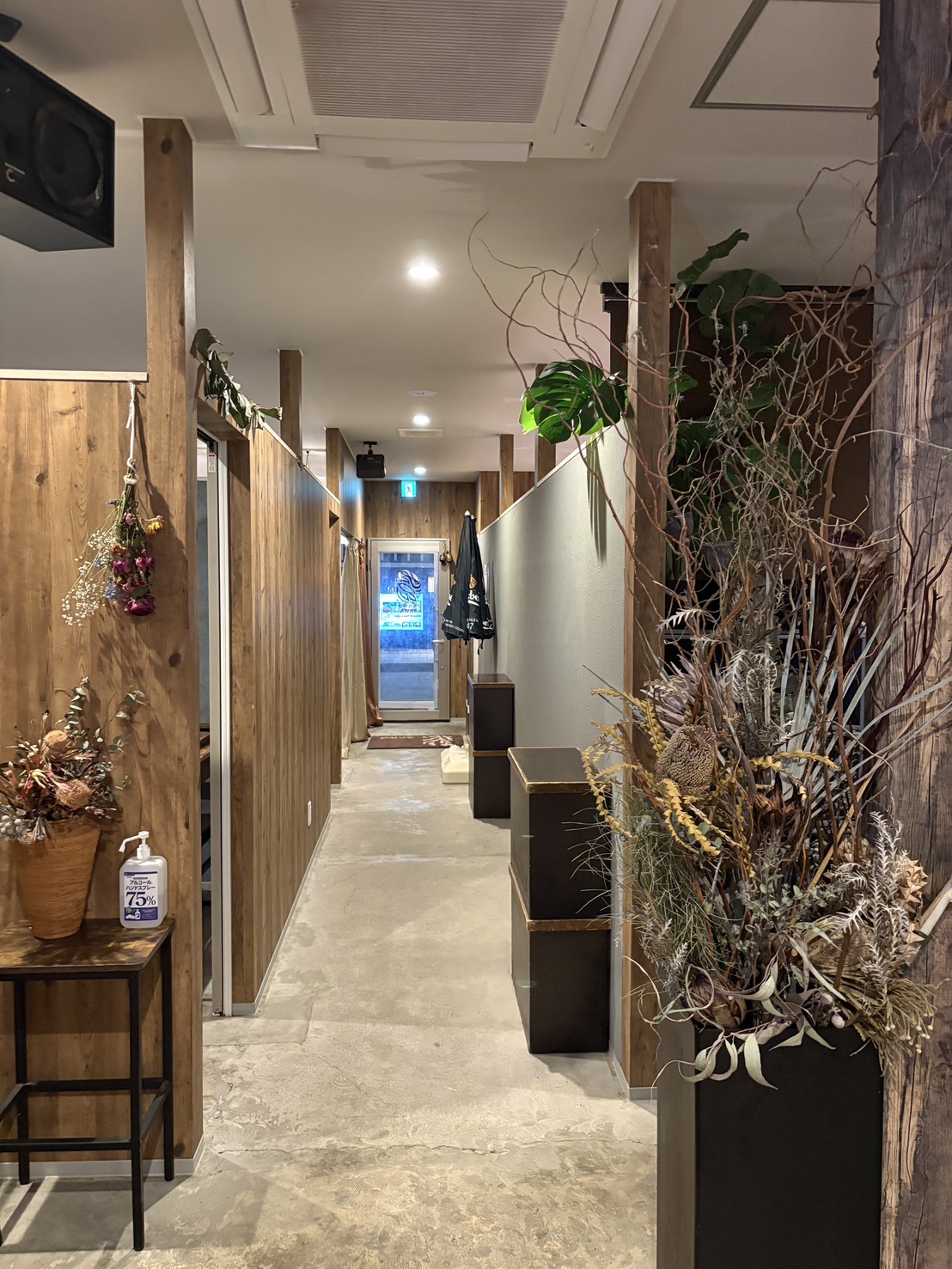 ドライフラワーや観葉植物がセンス良く飾られた、網走のsawaの落ち着いた通路
Stylish hallway of Sawa restaurant decorated with elegant dried flowers and green plants.