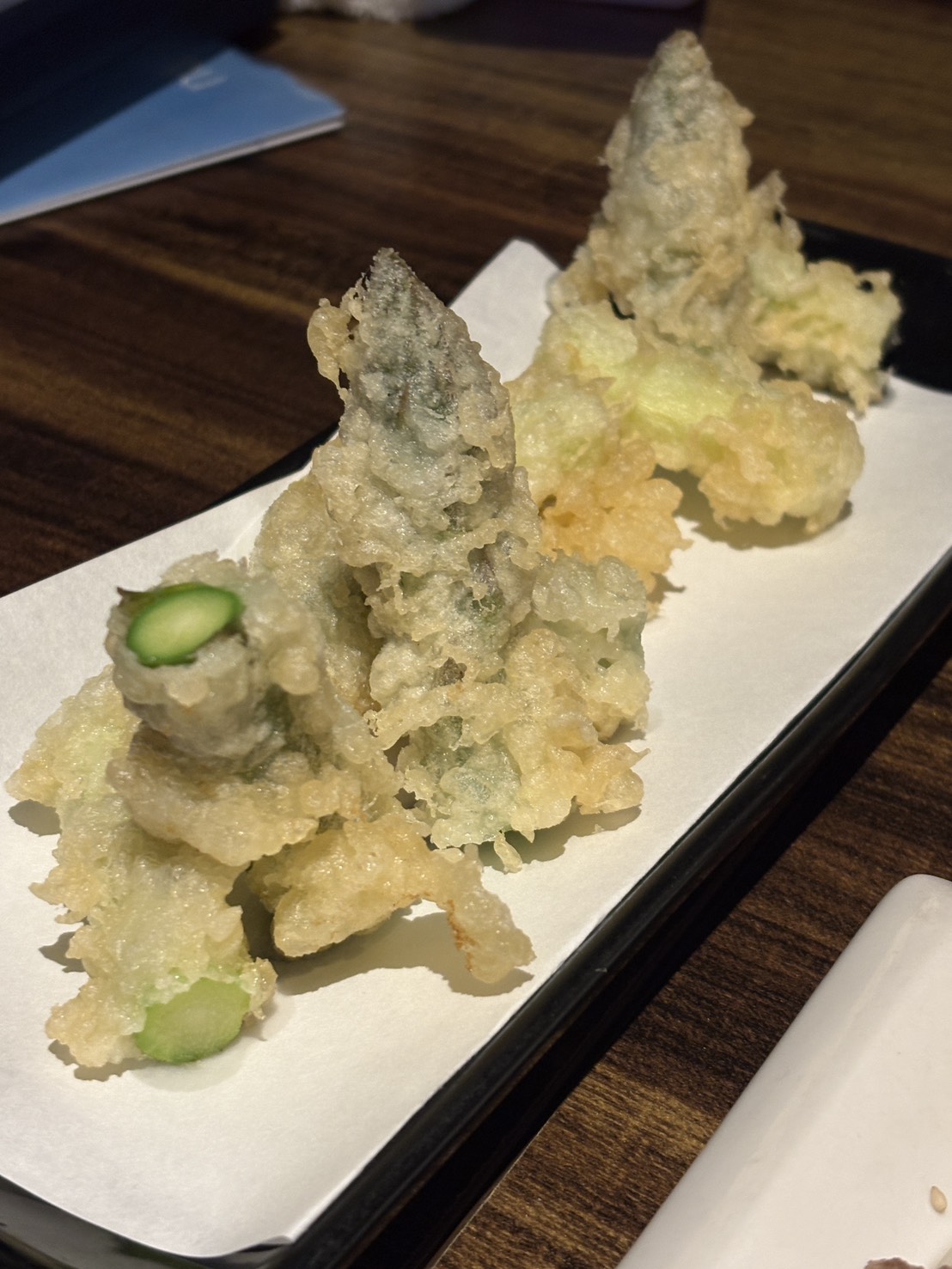 網走のsawaで提供される、サクサクに揚げられた旬の地物アスパラの天ぷら
Crispy seasonal asparagus tempura served at Sawa restaurant in Abashiri.