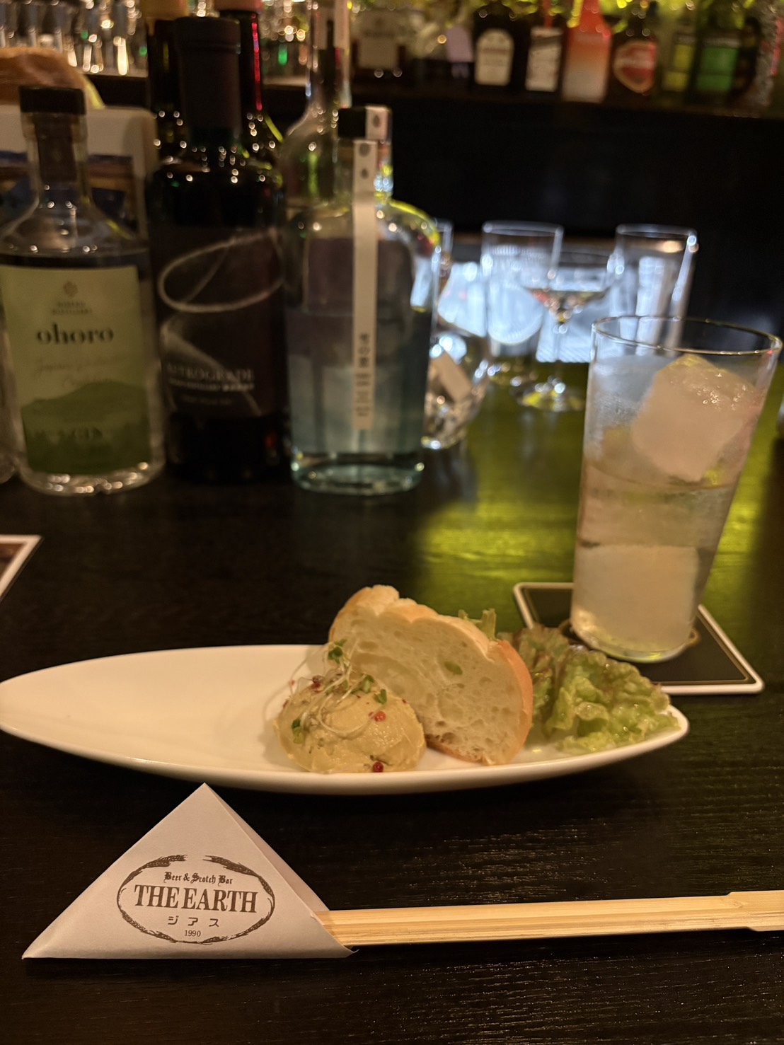 バー「ジアス」のオリジナル箸置きと、バゲットにパテを添えた美味しいおつまみ
Appetizer platter with baguette, pâté, and original branded chopsticks at BAR THE EARTH.