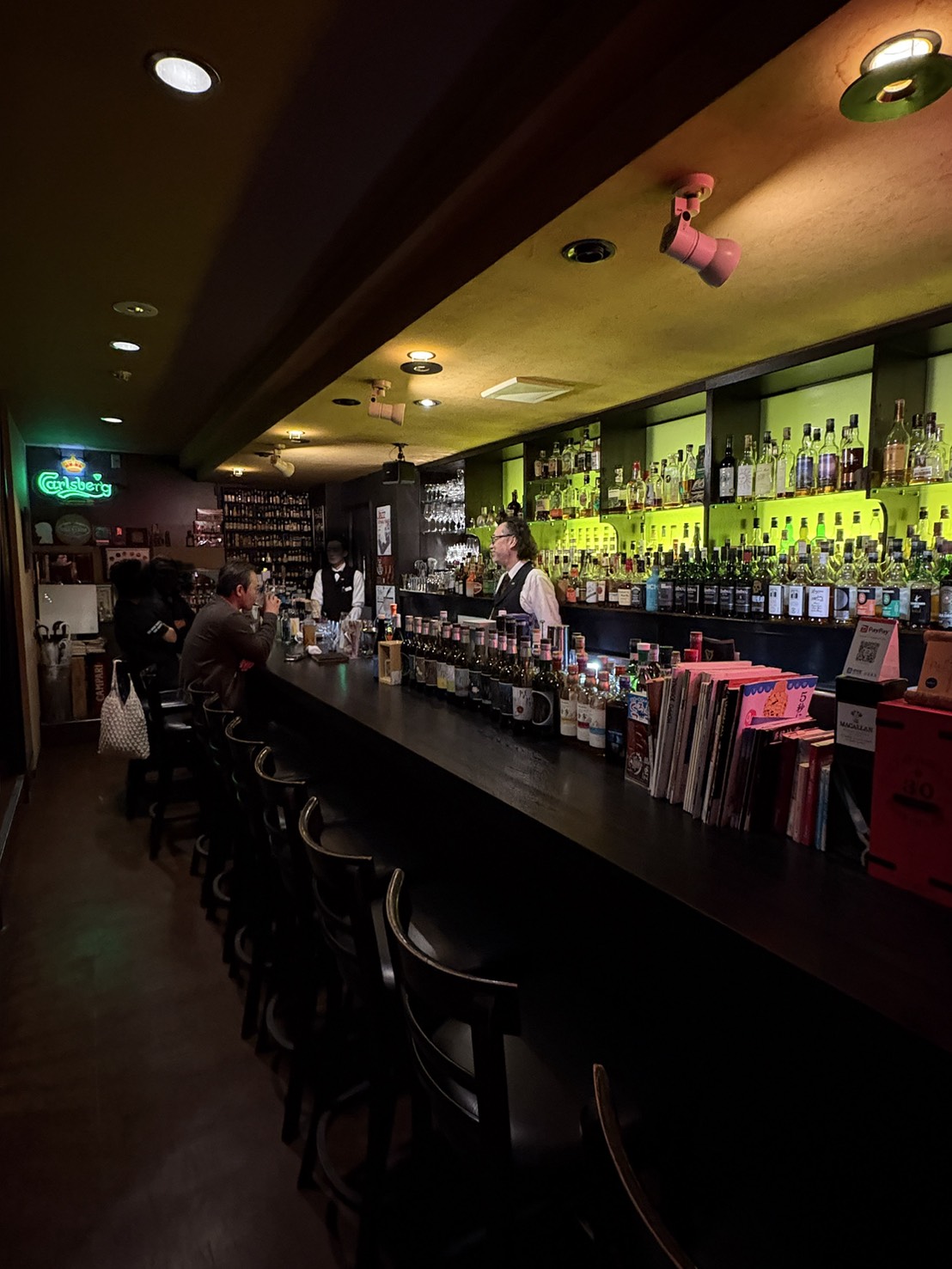網走のバー「ジアス」の美しくライトアップされたバックバーと長いカウンター席
Elegant interior of BAR THE EARTH in Abashiri, featuring a long counter and beautifully lit backbar.