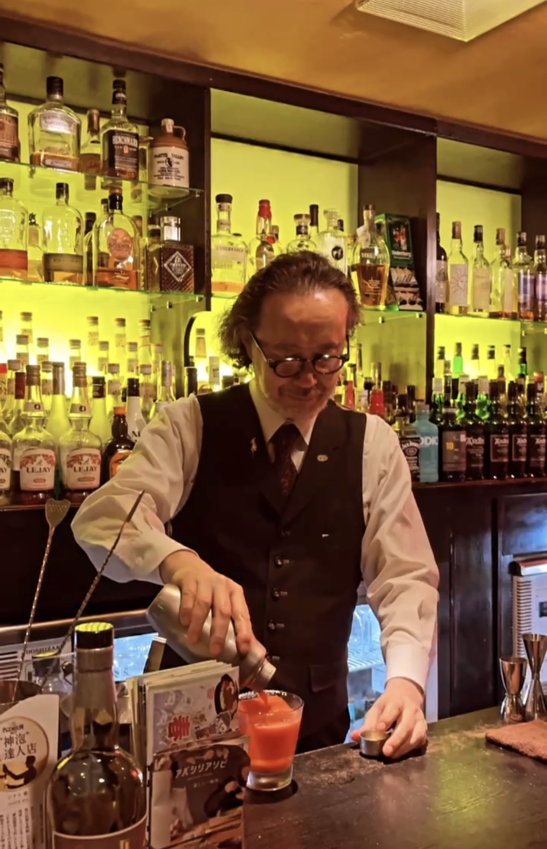 網走の老舗バー「ジアス」で丁寧にカクテルをシェイクして注ぐマスター
Professional master bartender shaking and pouring a cocktail at BAR THE EARTH in Abashiri, Hokkaido.