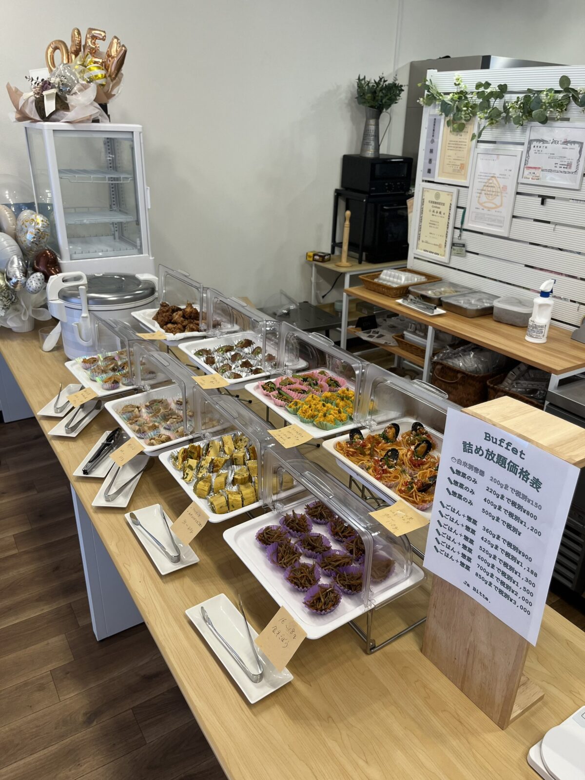 白を基調とした清潔感のある「ja.bitte（ビッテ）」の店内とお惣菜が並ぶカウンターデリ
handmade deli dishes on the counter.