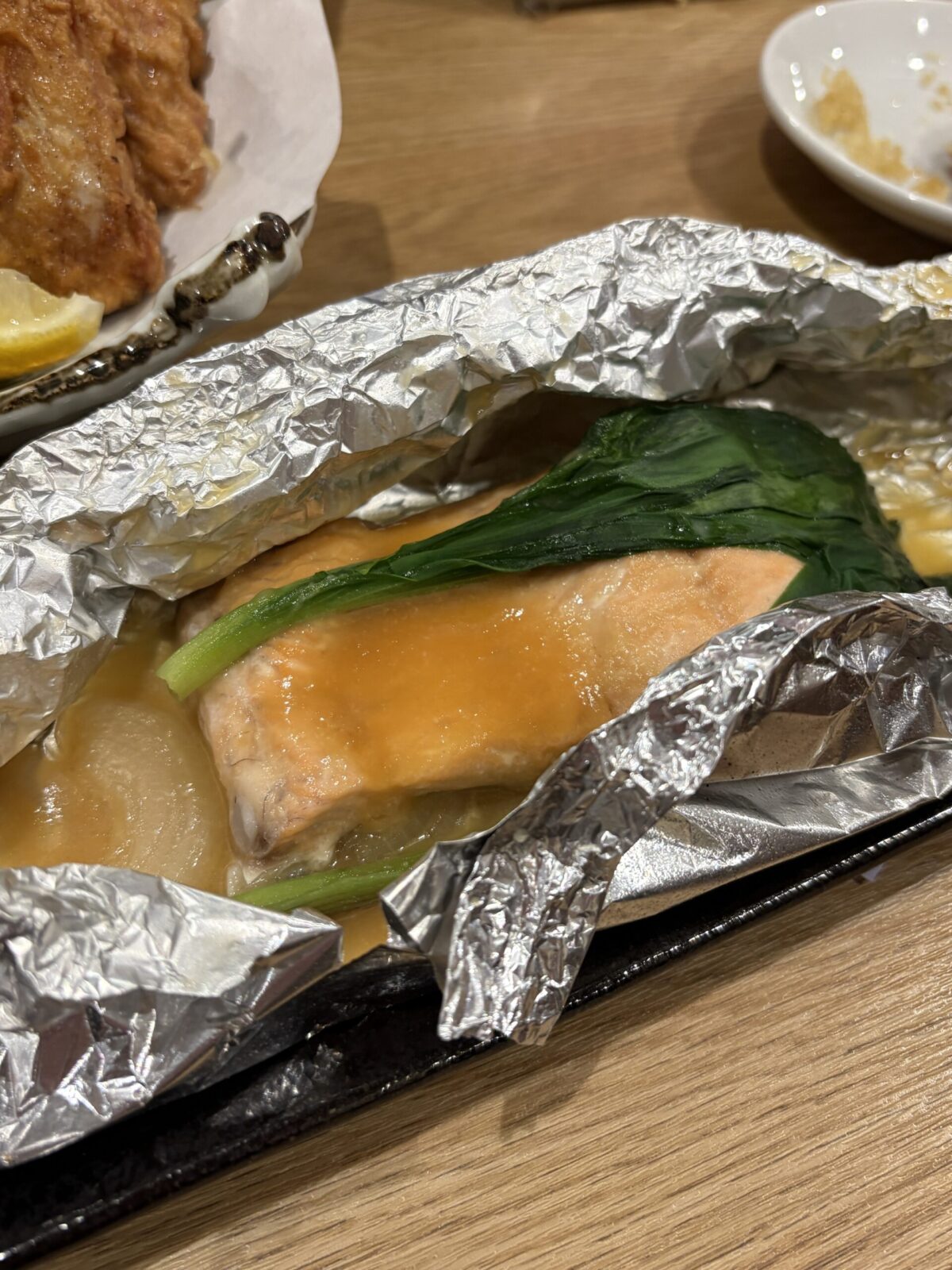 網走「なかの酒場」で提供される、ふっくらとしたサクラマスの身にたっぷりのネギや野菜、甘みのある特製味噌が絡み合う贅沢なちゃんちゃん焼き
Traditional Hokkaido Chanchan-yaki featuring tender seasonal cherry salmon cooked with vegetables and sweet miso sauce at Nakano Sakaba.