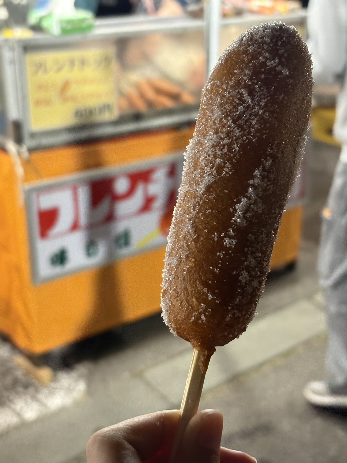 お砂糖がたっぷりまぶされた北海道ならではの定番お祭りグルメ・フレンチドック
A traditional Hokkaido-style sugary French dog (corn dog) enjoyed at the Abashiri summer festival