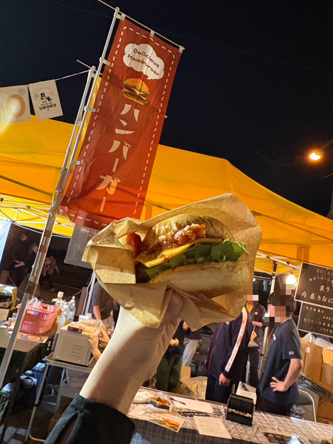 あばしりオホーツク夏まつりの屋台で購入したボリューム満点の美味しいハンバーガー
A delicious and hearty hamburger purchased at a food stall during the Abashiri Okhotsk Summer Festival