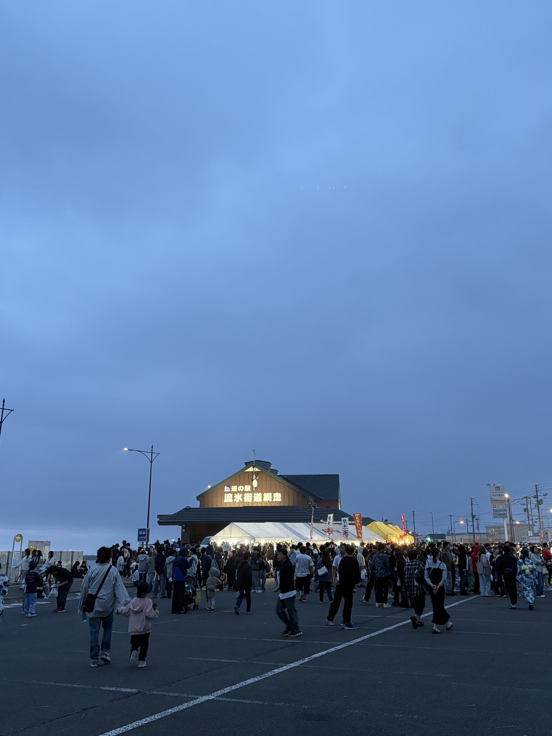 第78回あばしりオホーツク夏まつりの最終日、多くの人で賑わう道の駅「流氷街道網走」周辺の様子
Crowded square around Michinoeki Ryuhyo Kaido Abashiri during the final day of the Abashiri Okhotsk Summer Festival